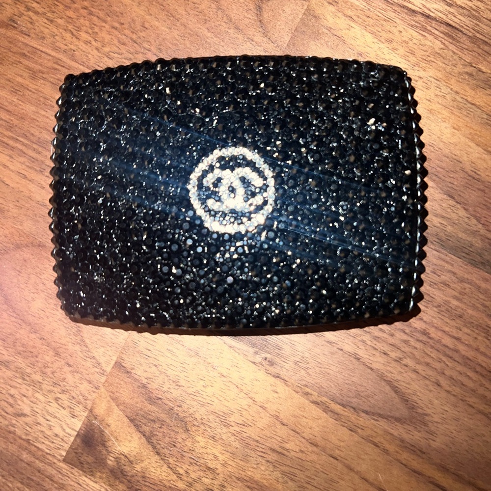 Chanel ULTRA LE TEINT Powder Compact - Picture 4 of 10